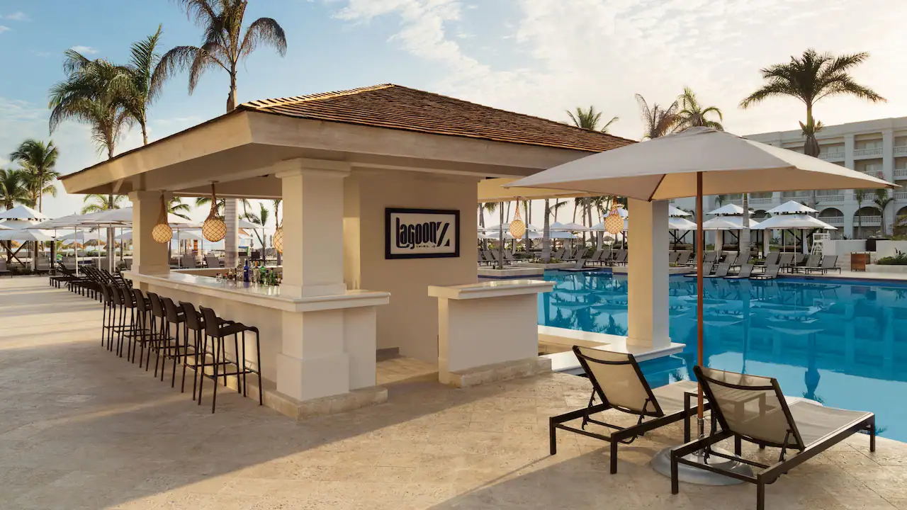 LagoonZ swim-up bar at Hyatt Zilara Rose Hall featuring tropical cocktails, poolside relaxation, and scenic resort views.